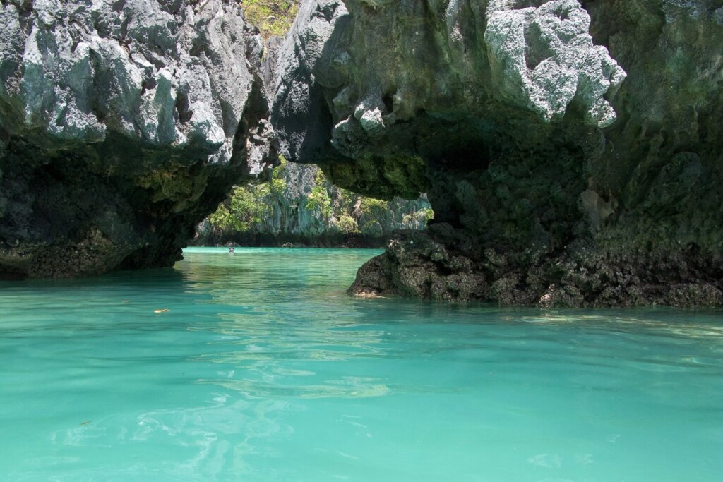 Turquoise lagoon in Bacuit Bay, El Nido