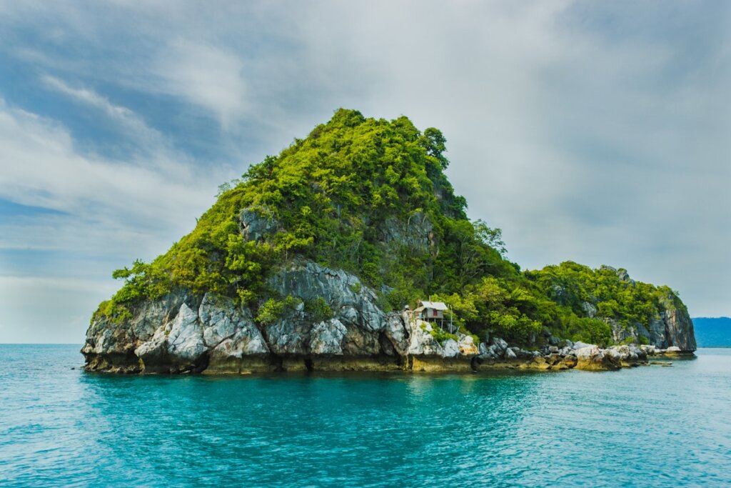 Traditional bangka outrigger boat on turquoise water in El Nido, Palawan