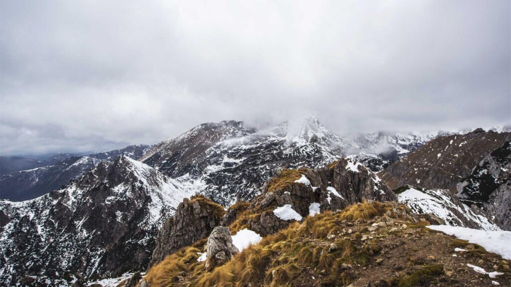 Cliff jumping in El Nido Palawan