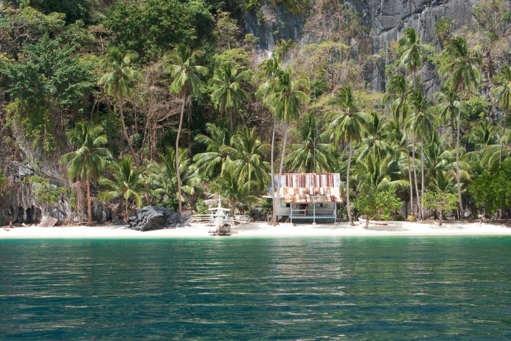 Deserted island beach in El Nido Bay, Palawan