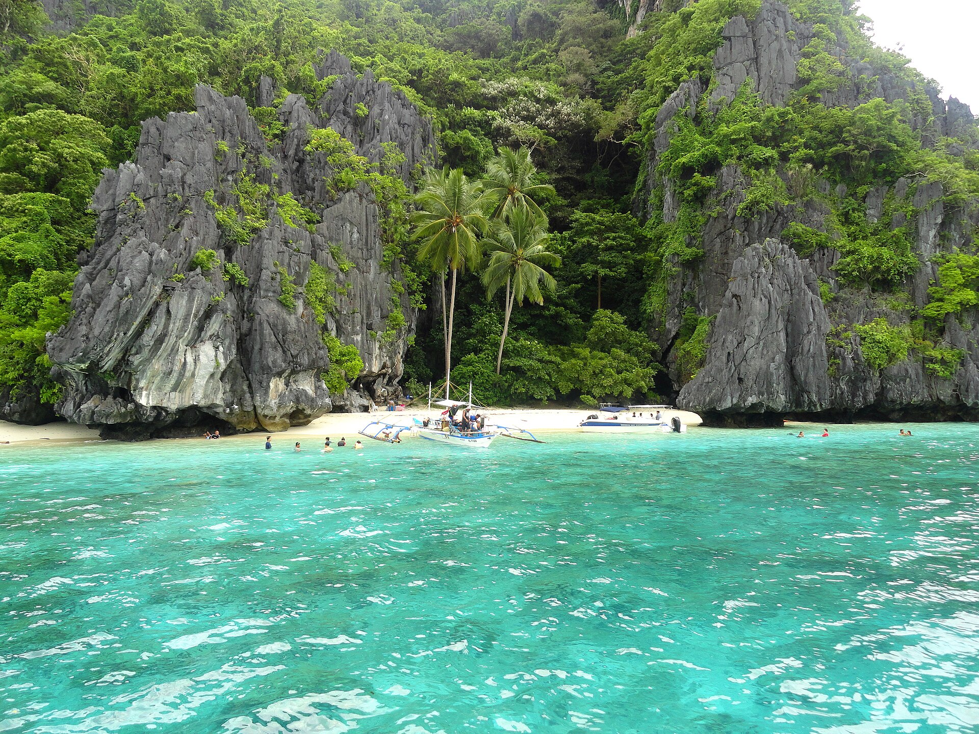 Entalula Island beach and cliffs in Bacuit Bay, El Nido