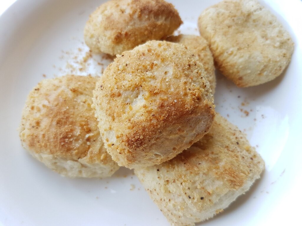 Freshly baked Filipino pandesal bread rolls