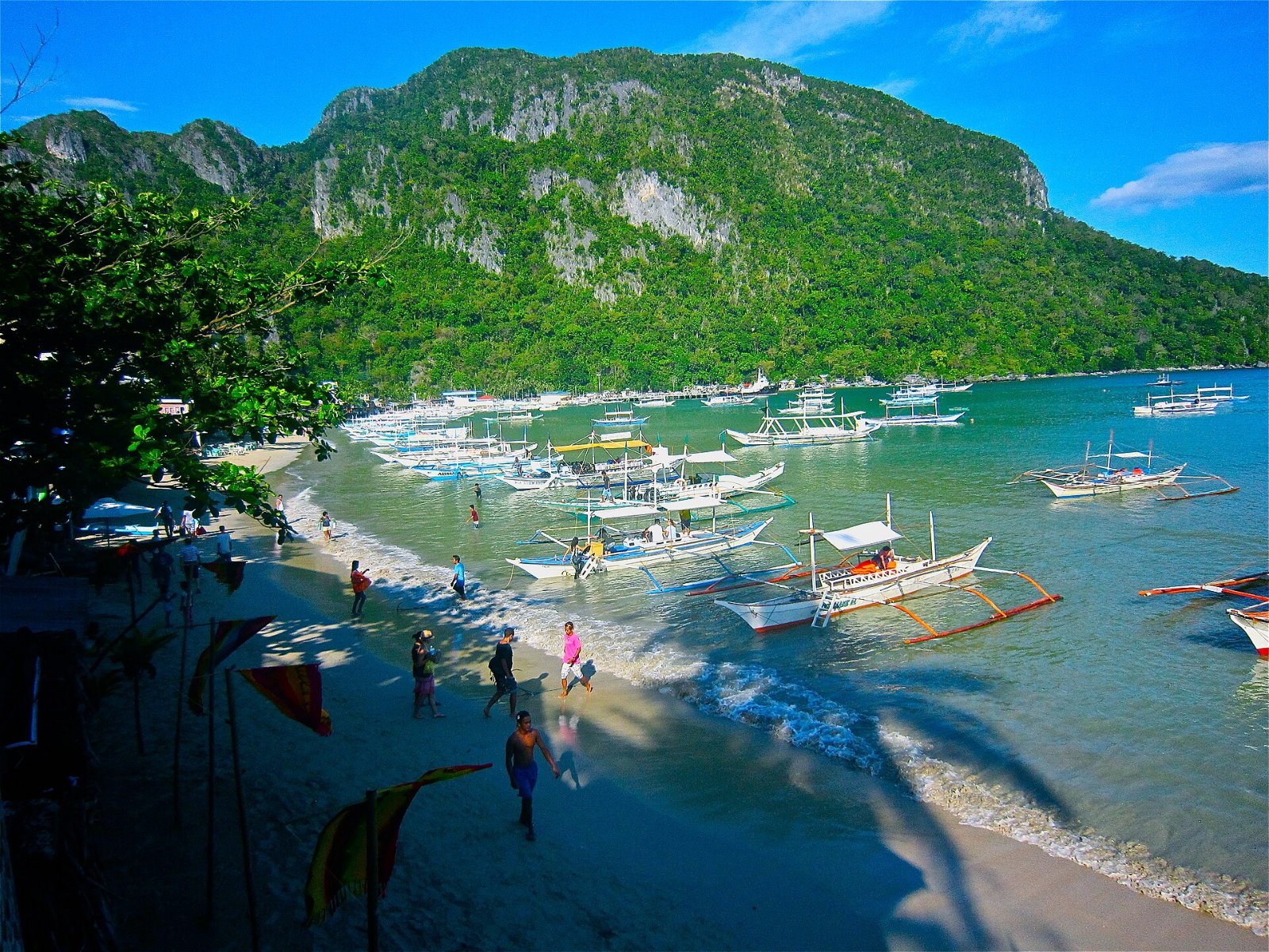 Island hopping boat in Bacuit Bay near El Nido