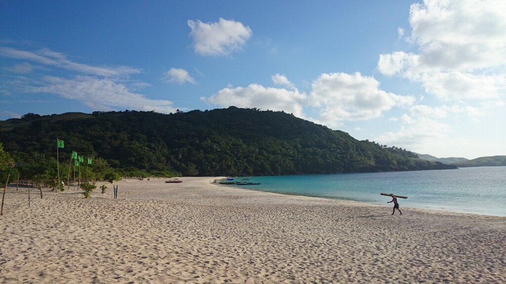 Mahabang Buhangin beach in Calaguas Islands compared with El Nido