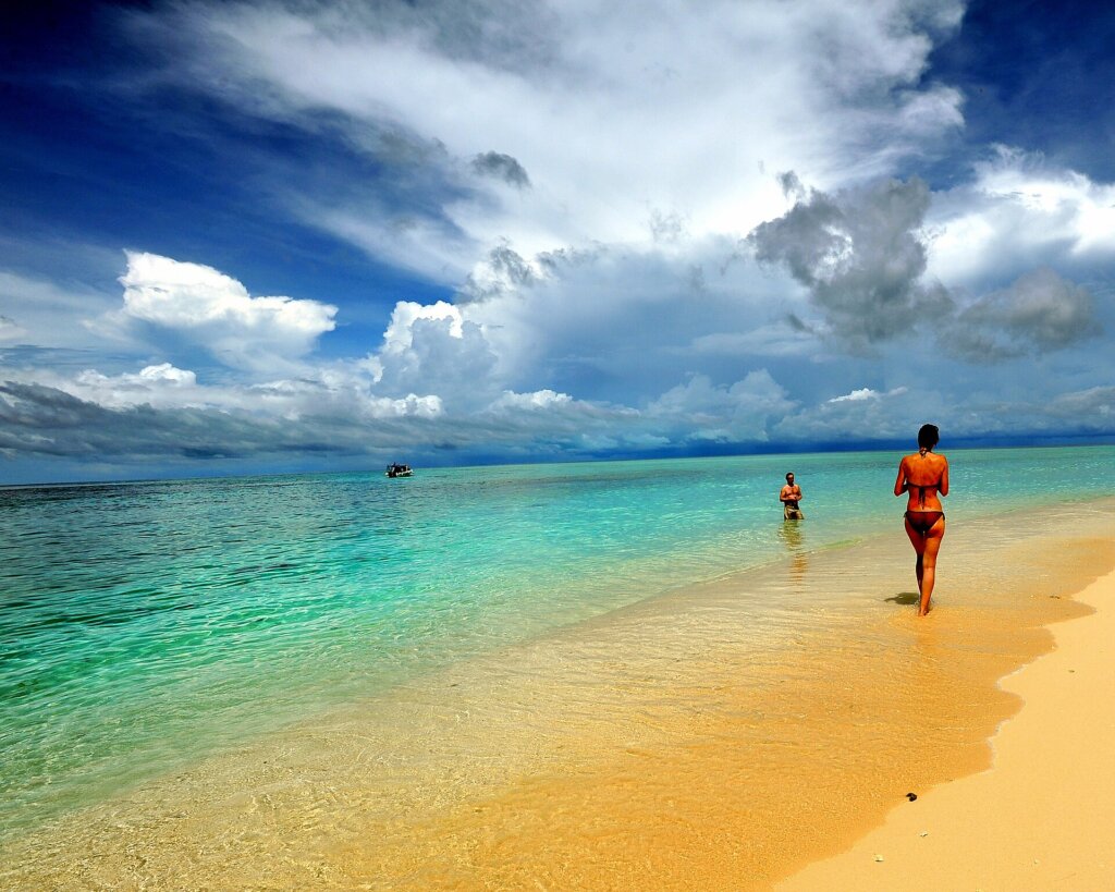 Island in Semporna, Sabah, compared with El Nido Palawan island hopping