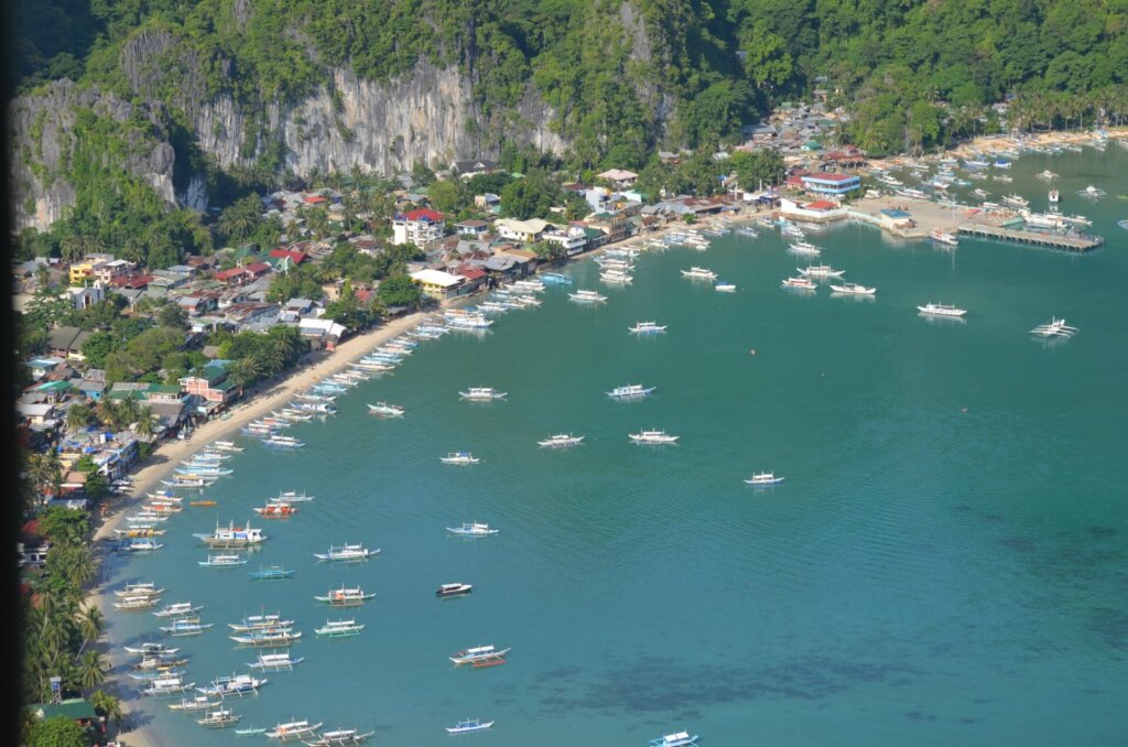 Limestone cliffs and bay near El Nido, Palawan