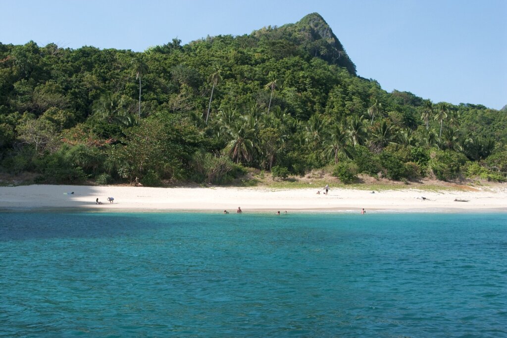 White-sand beach in El Nido Bay, Palawan