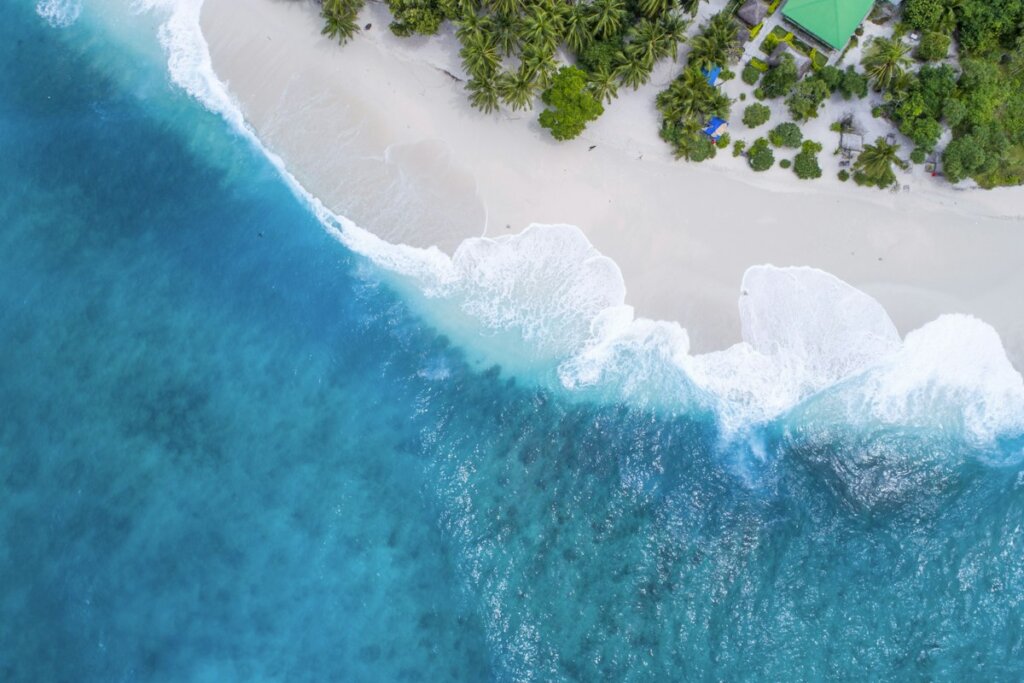 Marimegmeg Beach El Nido: Sunset Bars, Sand and How to Visit (2026)